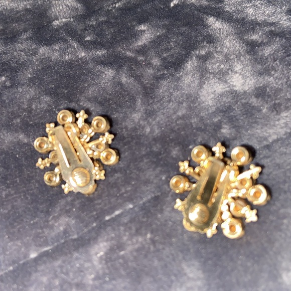 Vintage pink rhinestone and gold toned flower 🌸 clip on earrings - Picture 7 of 11